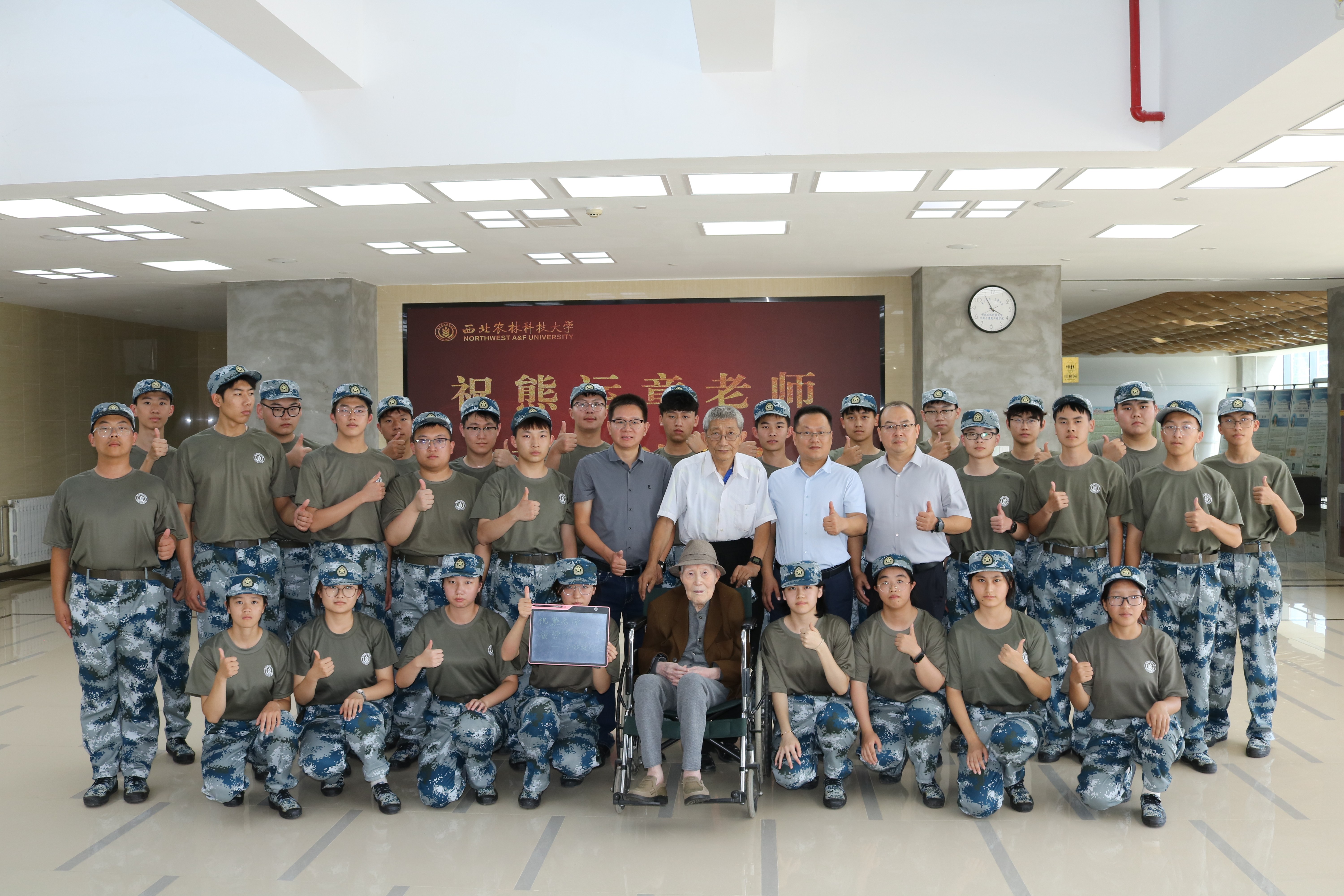 与军训新生代表合影(1).JPG