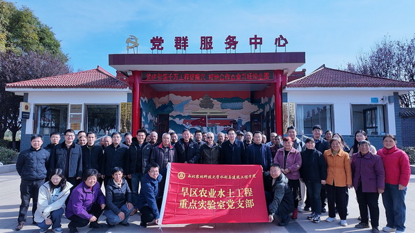 与参训农户代表合影1.jpg
