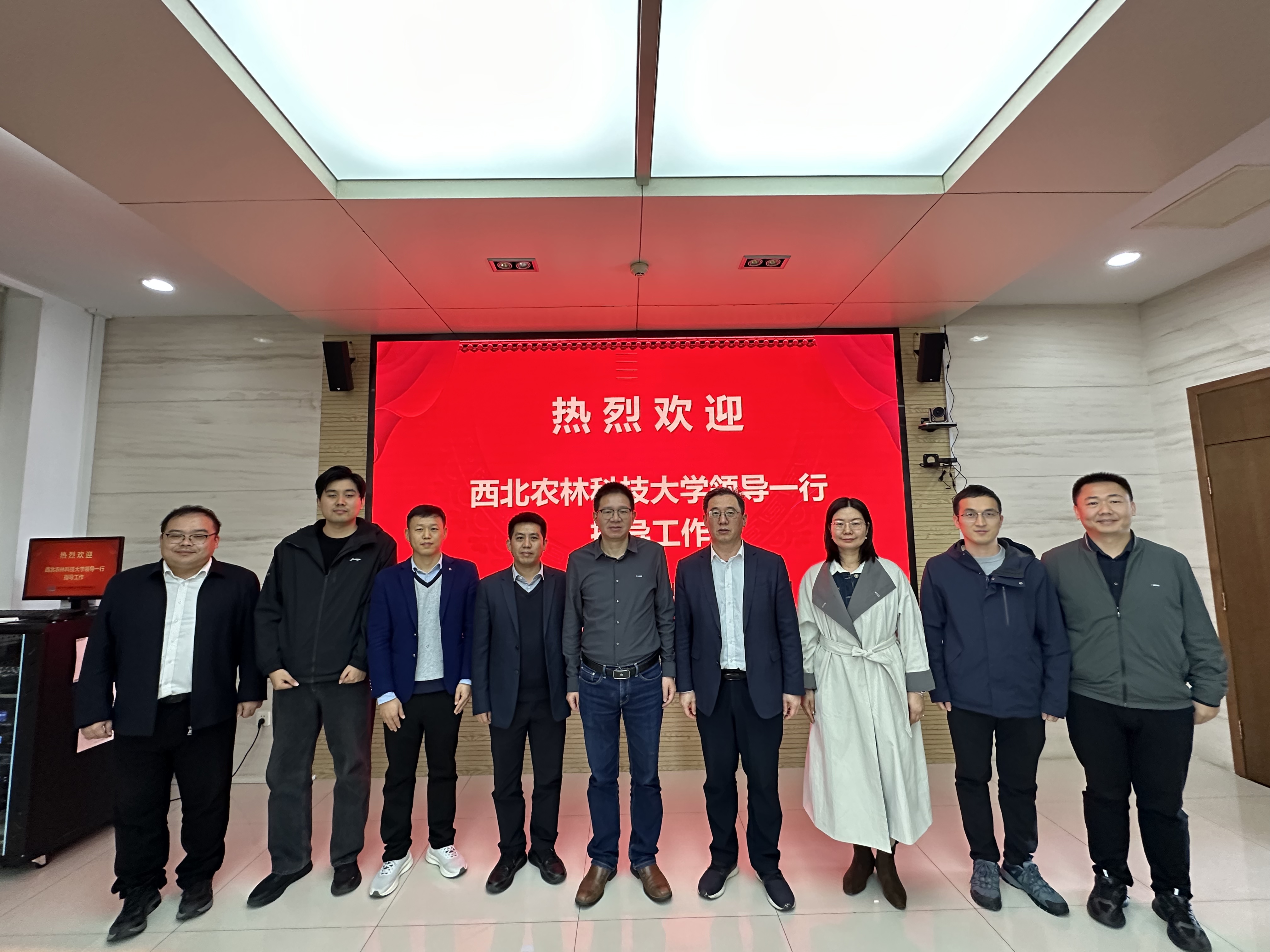 与校友合影.jpg
