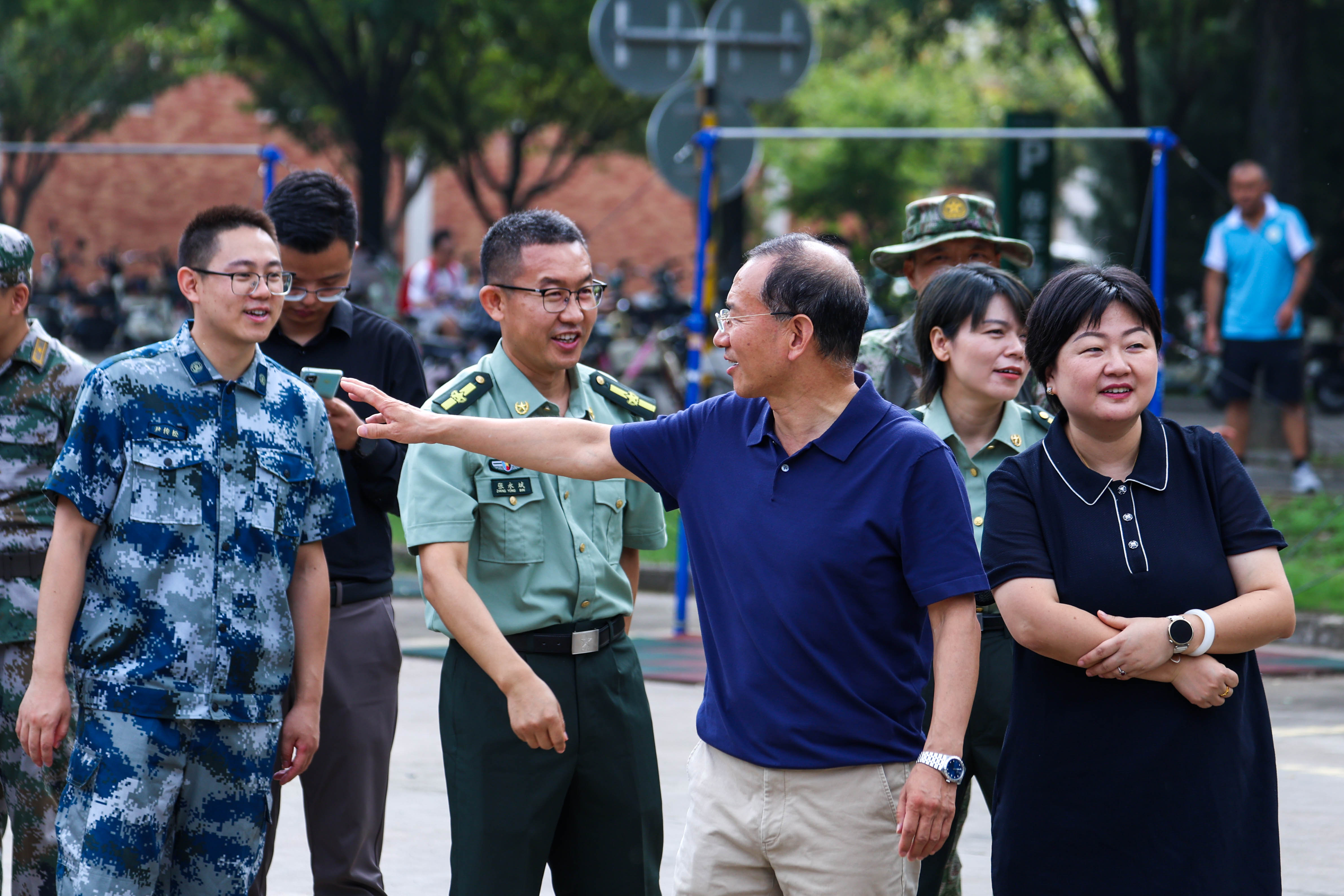 领导、教师交流2.jpg